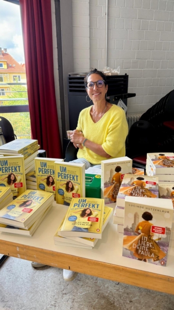 Was für ein schöner Messe-Tag in Braunschweig! Danke an alle Besucherinnen und Besucher @leseflair @kristinaguenak @leonielastella.autorin @janalukas_ellathompson_autorin @theoiatridis für das schöne Buch @lucky_logan @andjelinarose_autorin @@katiecoffee.autorin #lucindeswelt #leben #liebe #schreiben #bücher #buch #autorinnenleben #lesen #reisen #buchmesse #belletristik #sachbuch