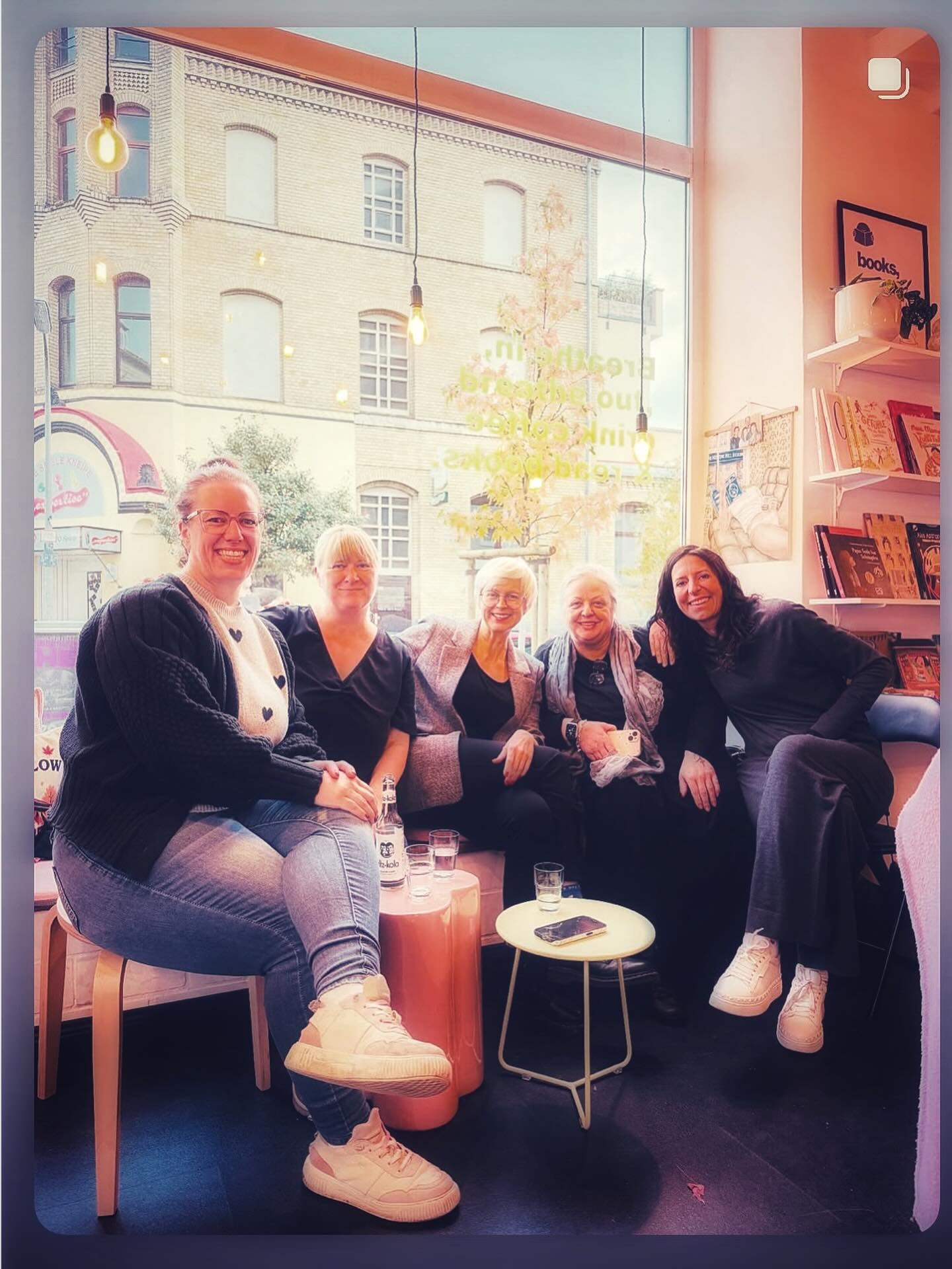 KRASS! 😀 Mal kurz durchgezählt: Hier seht ihr 17 - in Worten SIEB-ZEHN!- Autorinnen: 
Jeanine Krock, Anna Lindquist, Kiri Johansson, Julie Clairmont,
Emma Cole, Mia Williams, Leo Stark, Leonie LaStella,
Lucinde Hutzenlaub, Lucia Sperling, Rosanna Liebowitz,
Jana Lukas, Joanne St. Lucas, Ella Thompson,
Kristina Günak, Kristina Valentin, Kristina Fritz.

Unsere Pseudonyme sind kein Versteck – eher kreative Spielplätze, in denen wir uns und unsere Geschichten ausprobieren, verwandeln und verwirklichen dürfen. Unglaublich, oder? Wie viele Leserinnen wir zum Lachen und manchmal vielleicht auch zu Tränen gerührt, wie viele Bücher wir insgesamt veröffentlicht haben? Unzählbar. 

Jedenfalls. Darauf einen Prosecc… KAFFEE!!! 

#Autorinnenleben #PseudonymPower #SchreibenIstFreiheit #VieleNamenEinKopf #StoryMagic #Schreibdichfrei #Buchliebe #Autorenhumor #SchreibenmitHerz #MehrAlsEinName #Schreibinspiration #UnfassbarAberWahr #kreative