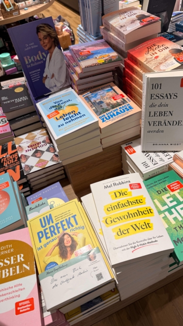 Zehn Tage. 
München – Hannover – Norderney – Berlin – Bochum – und jetzt: endlich wieder zuhause.
So viele Eindrücke, Begegnungen, Lesungen, Gespräche, Umarmungen, Überraschungen.
Die große „Paula“-Lesung am Meer, ein wunderschöner Abend im Berliner Zimmer beim Random House / Penguin DVO, inspirierende Menschen, volle Herzen – und ein Abschied von einer Reise, die mich wieder daran erinnert hat, warum ich schreibe.

Ich bin echt platt. Ich meine: habt ihr das Gepäck gesehen? 😆 Und ich bin glücklich. Und so, so dankbar.
Jetzt schlafe ich erstmal. Dann packe ich aus - Und dann? 
Dann geht’s weiter: neue Projekte, neue Bücher, neue Workshops, neue Geschichten.
Bleibt gespannt – da kommt einiges. ✨
Ich freue mich darauf, alles Schritt für Schritt mit euch zu teilen.

#Lesereise #Lesung #Autorin #Bestsellerautorin LucindeHutzenlaub LucindeSchreibt StoryBüro Schreibworkshop Schreibcoaching TheBookBusiness Paula InLiebeDeinePaula UnperfektIstGenauRichtig RandomHouse PenguinRandomHouse Bücherliebe BookstagramGermany DearDiary Danke Reiseglück Norderney München Berlin Bochum OnTheRoad ComingSoon NeueProjekte StayTuned Workshops2025 StorybüroMagie FemaleAuthors WomenWhoWrite SchreibenIstMagie