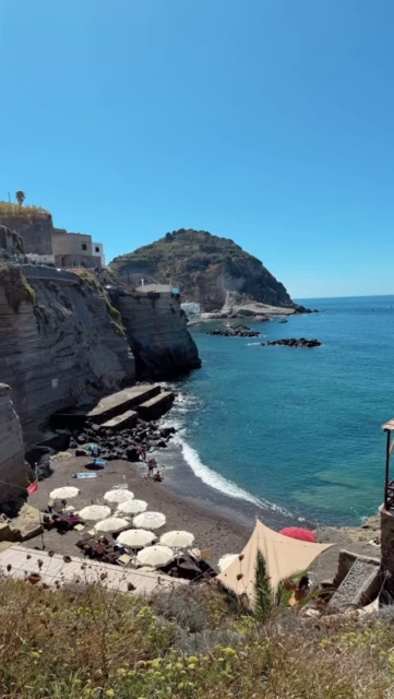 🍋✨ Schreibreise Ischia 11. – 18. 04. 2026 ✨🍋

Schreiben. Sonne. Italien.
Eine Woche, die alles verändern kann.

Stell dir vor:
Du wachst auf mit Blick aufs Meer.
Du schreibst auf einer Terrasse unter Zitronenbäumen.
Du spürst Wärme auf der Haut – und plötzlich fließen die Worte einfacher als je zuvor.

Ischia ist Inspiration pur.
Thermalquellen, malerische Küsten, italienische Küche, laue Abende …
und mittendrin du – mit deinem Notizbuch, deinen Ideen, deiner Geschichte.

Und genau dafür ist diese Reise gemacht:

✨ Was dich erwartet

• 8 Tage auf der traumhaften Insel Ischia
• Kreativer Schreibworkshop mit Bestsellerautorin Lucinde Hutzenlaub
• Italienisches Lebensgefühl, das deine Kreativität zum Leuchten bringt
• Thermalbad, Meerblick, Aperitivo-Momente
• Zeit für dein Buch, deine Idee, deine Stimme
• Optional: persönliche Einzelcoachings
• Geführter Ausflug in den Botanischen Garten La Mortella – ein Ort voller Magie

✨ Für wen ist die Reise?

Für Anfängerinnen, Fortgeschrittene, Träumerinnen, Autorinnen, Business-Frauen, Kreative …
für jede, die schon immer schreiben wollte.
Oder die endlich weiterschreiben will.

✨ Warum Ischia?

Weil Italien etwas mit dir macht.
Weil hier Geschichten entstehen.
Weil du hier Raum hast – für Worte, für dich, für Neues.

✨ Reisedaten

11. – 18. April 2026
Kleingruppe: 6–16 Teilnehmerinnen
Ab/bis Neapel
Für mehr Infos schicke mir gern eine DM
⸻

Wenn du spürst: Das könnte mein Moment sein –
dann ist diese Reise für dich.

👉 Alle Infos & Buchung: Link in Bio - den Highlights - und im ersten Kommentar 
Ich freue mich auf dich –
und auf alles, was du schreibst. 💛

#schreibreise #ischia2026 #writingretreat #italienreise #frauenreise i