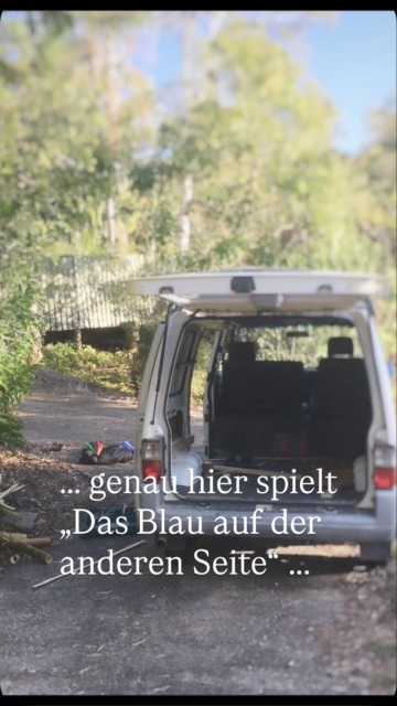 Welcher Ort hat dein Herz für immer verändert? 💙  3 Hörbücher zu gewinnen! 💙

Diese Bilder sind nicht einfach schöne Landschaften.

Sie zeigen einen der Orte, an denen Das Blau auf der anderen Seite spielt.

Denn der Roman ist in Teilen von einer wahren Geschichte inspiriert. Viele Schauplätze gibt es wirklich – und genau dort bin ich gewesen. Vielleicht berühren sie mich deshalb bis heute so sehr.

Ich möchte euch ein Stück dieser Reise schenken und verlose deshalb 3 Hörbücher.

So könnt ihr teilnehmen:

💙 Folgt meinem Account.
💙 Liked diesen Beitrag.
💙 Schreibt in die Kommentare:

Welcher Ort hat euch einmal so berührt, dass ihr ihn nie vergessen habt – und warum?

Ich freue mich darauf, eure Geschichten zu lesen.

Wenn ihr Menschen kennt, die Neuseeland, Familiengeschichten oder besondere Romane lieben, erzählt ihnen gern von der Verlosung.

Die Verlosung endet am Sonntag, den 12.07.2026 um 20:00 Uhr - 
Die drei Gewinnerinnen oder Gewinner werden anschließend per Direktnachricht benachrichtigt.

Viel Glück! 🍀 Eure Lucinde 

#dasblauaufderanderenseite #lucindehutzenlaub #hörbuch #neuseeland buchliebe